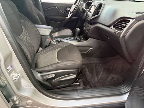 Used 2019 Jeep Cherokee Latitude w/ Comfort & Convenience Group AWD/4WD image 62