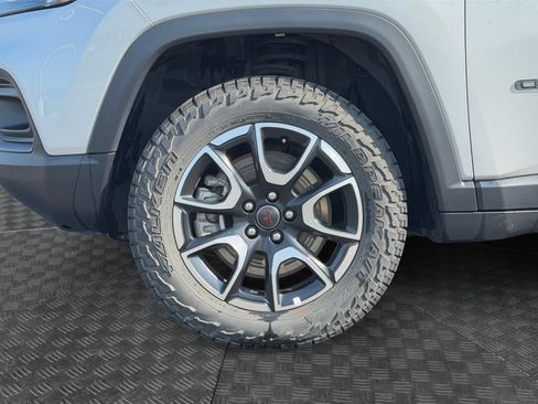 Used 2025 Jeep Compass Trailhawk AWD/4WD image 16