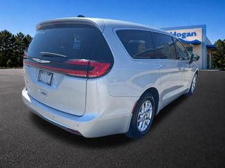 Used 2024 Chrysler Pacifica Touring-L FWD video 3