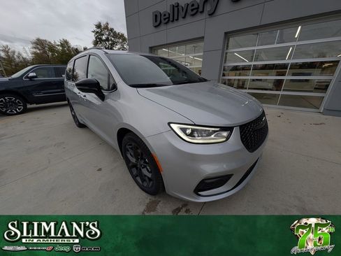 New 2026 Chrysler Pacifica Limited w/ S Appearance Package FWD image 1