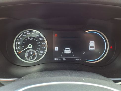 Used 2025 Genesis G70 2.5T image 25