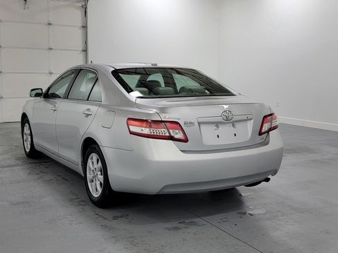 Used 2010 Toyota Camry LE FWD image 6