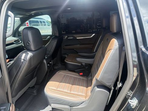 Certified 2026 GMC Acadia Denali Ultimate w/ LPO, Floor Liner Package AWD/4WD image 4
