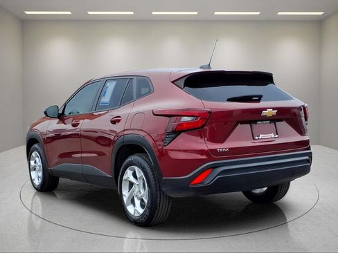 Used 2024 Chevrolet Trax LS w/ LS Convenience Package FWD image 18