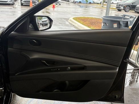 Certified 2025 Hyundai Elantra SEL FWD image 17