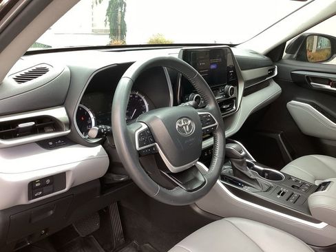 Used 2023 Toyota Highlander XLE AWD/4WD image 12