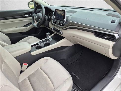 Used 2025 Nissan Altima 2.5 SV FWD image 13