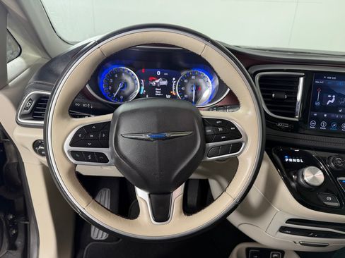 Used 2018 Chrysler Pacifica Limited FWD image 14