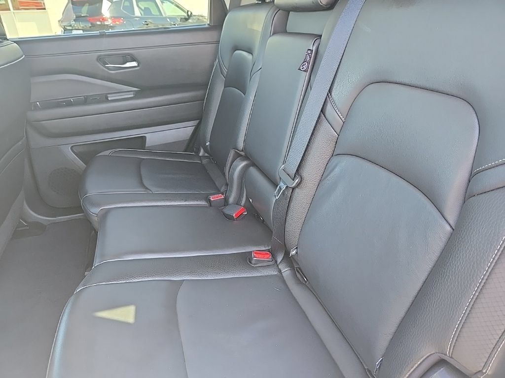Used 2025 Nissan Pathfinder SL AWD/4WD image 23