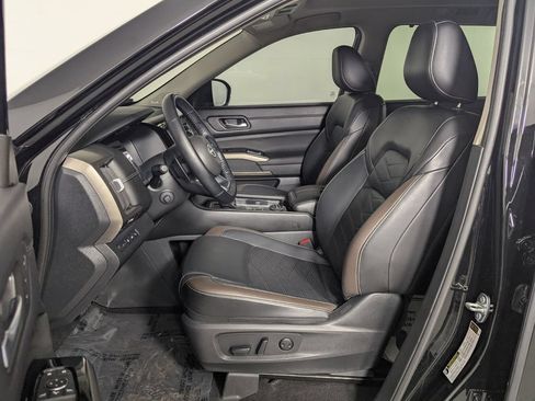 Used 2024 Nissan Pathfinder Platinum AWD/4WD image 14