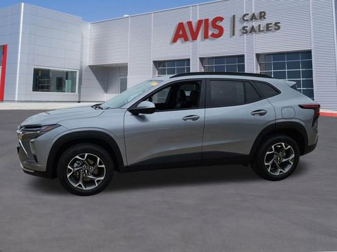 Used 2025 Chevrolet Trax LT w/ LT Convenience Package FWD image 2
