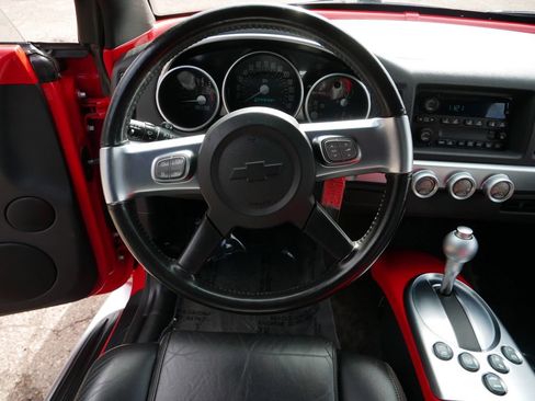 Used 2004 Chevrolet SSR RWD image 12