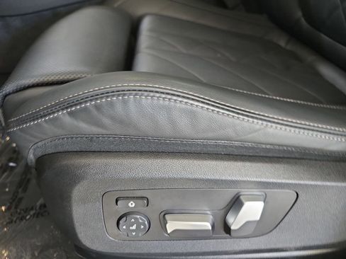 Used 2023 BMW X6 xDrive40i w/ M Sport Package image 28