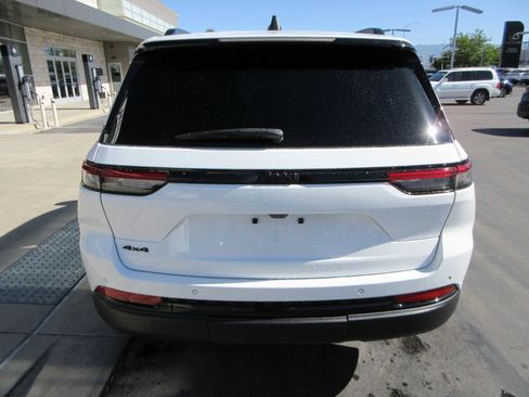 Used 2023 Jeep Grand Cherokee Altitude AWD/4WD image 7