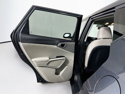 Used 2025 Kia Soul LX w/ LX Technology Package FWD image 25