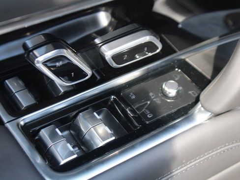 Used 2025 Land Rover Range Rover SE image 12