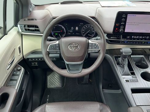 Used 2021 Toyota Sienna Platinum AWD/4WD image 12