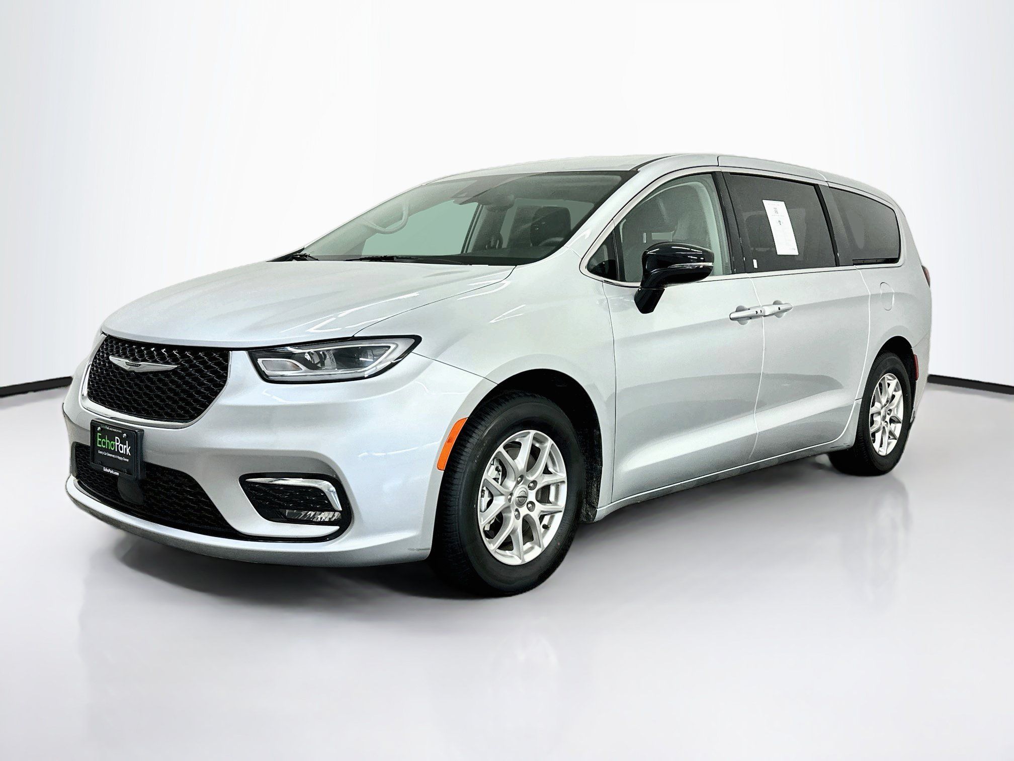Used 2024 Chrysler Pacifica Touring-L FWD image 3