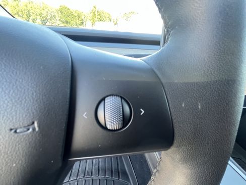 Used 2023 Tesla Model Y Long Range AWD/4WD image 45