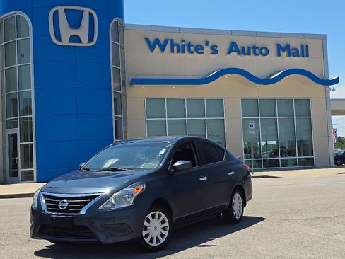 Used 2015 Nissan Versa SV FWD image 2
