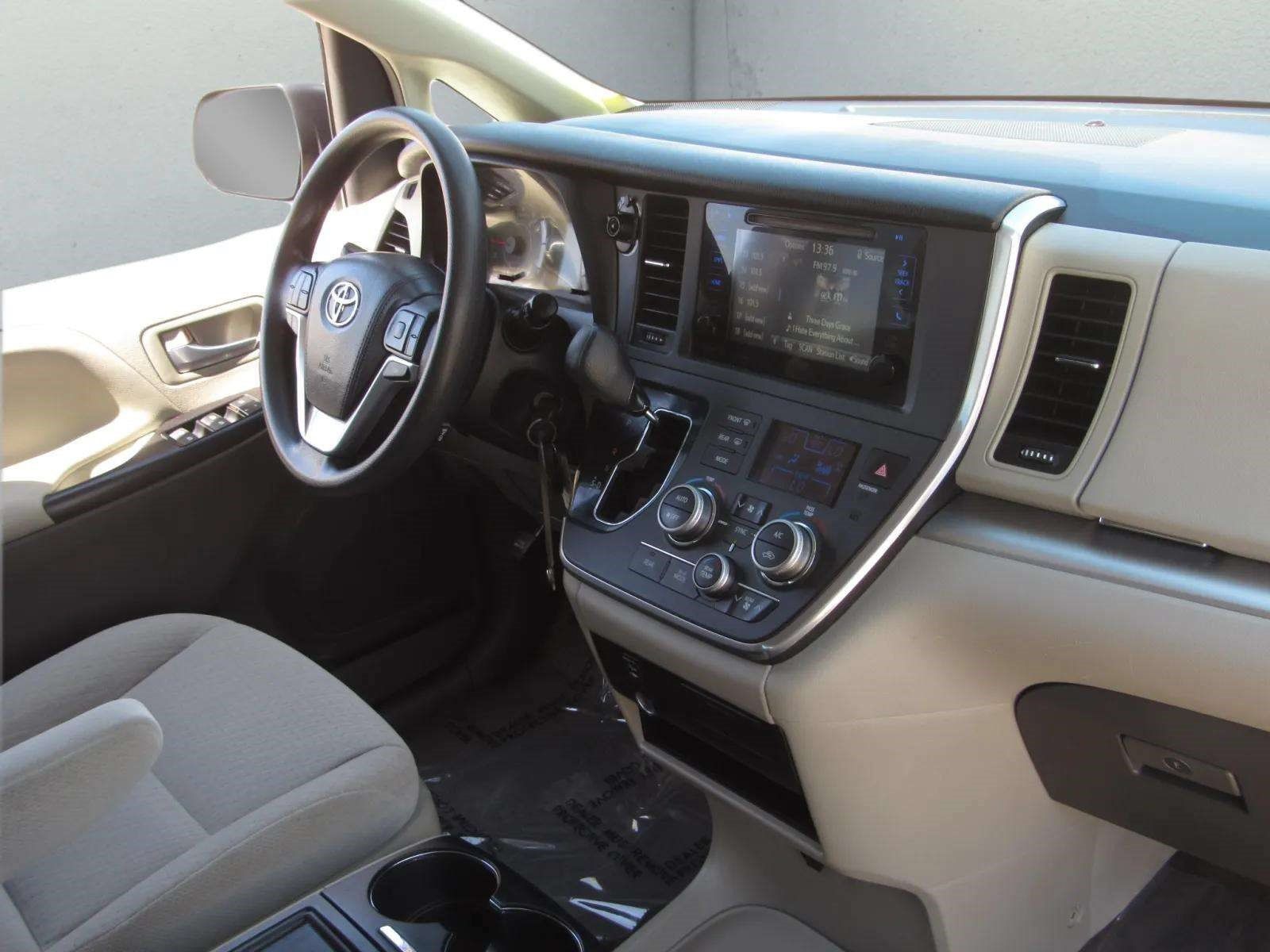 Used 2016 Toyota Sienna LE FWD image 9