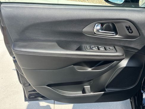 New 2027 Chrysler Pacifica Limited AWD/4WD image 16