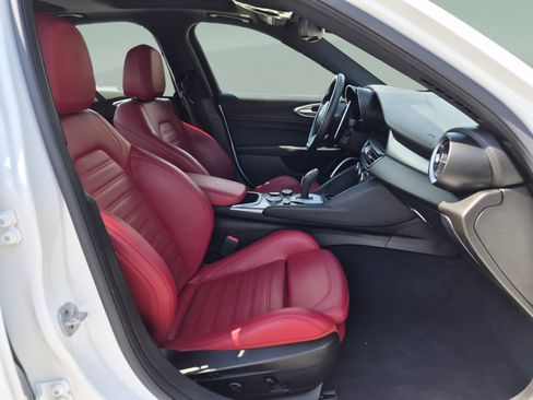 Used 2022 Alfa Romeo Giulia Veloce RWD image 19