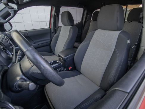 Used 2022 Toyota Tacoma TRD Off-Road image 15