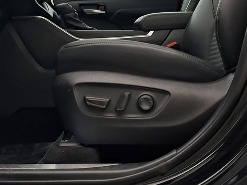 Used 2024 Toyota Highlander XSE image 8