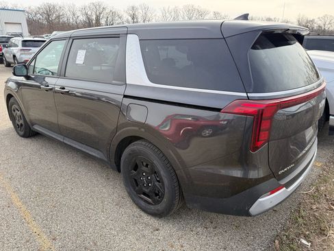 Used 2025 Kia Carnival image 4