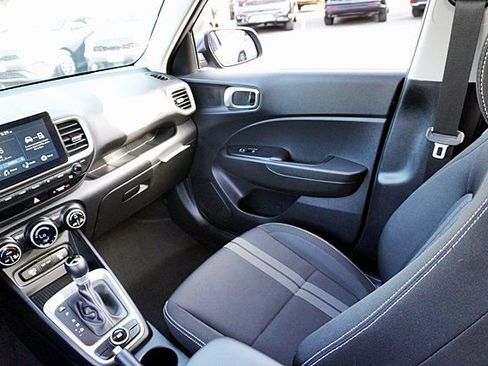 Certified 2025 Hyundai Venue SEL FWD image 21