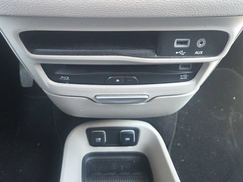 Used 2017 Chrysler Pacifica Limited w/ UConnect Theater Package FWD image 35