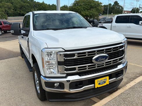 Used 2025 Ford F250 XLT w/ FX4 Off-Road Package AWD/4WD image 3