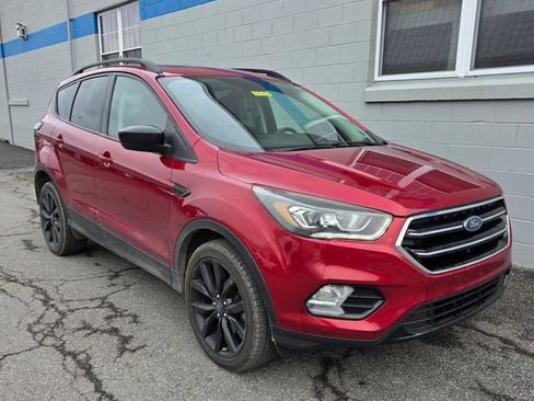 Used 2018 Ford Escape SE w/ SE Sport Appearance Package AWD/4WD image 3