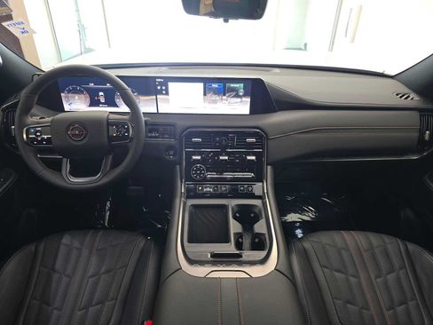 Used 2025 Nissan Armada PRO-4X AWD/4WD image 10