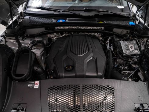 New 2026 Porsche Macan image 32