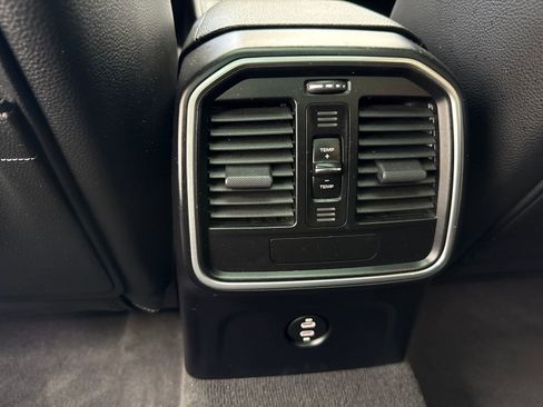 Used 2020 Porsche Macan AWD/4WD image 37