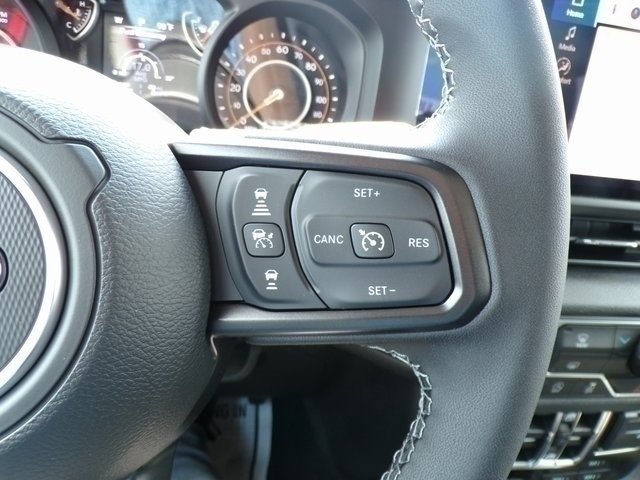 Used 2025 Jeep Gladiator Sport AWD/4WD image 14