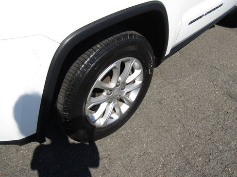 Used 2021 Jeep Grand Cherokee Laredo AWD/4WD image 28