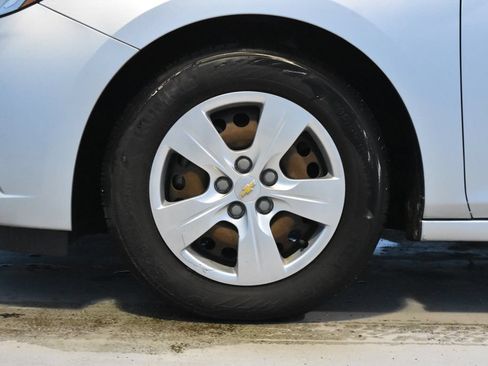 Used 2017 Chevrolet Cruze LS FWD image 25