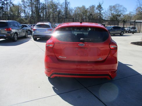 Used 2015 Ford Focus SE w/ SE Sport Package image 6