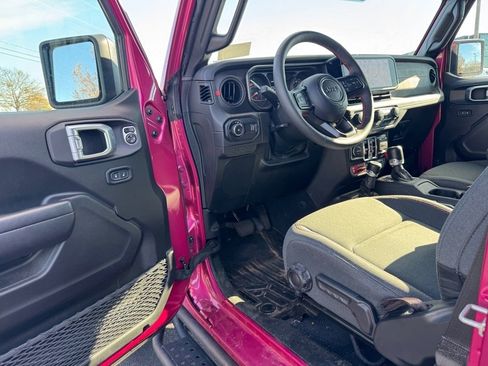 Used 2024 Jeep Wrangler Unlimited Rubicon w/ Technology Group image 12