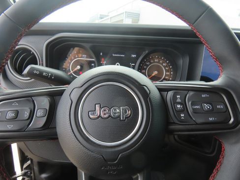 Used 2024 Jeep Gladiator Rubicon w/ Convenience Group AWD/4WD image 27