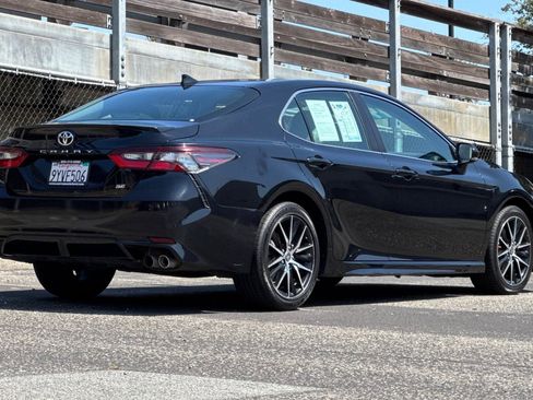 Used 2022 Toyota Camry SE FWD image 5