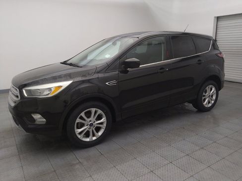 Used 2017 Ford Escape SE image 2