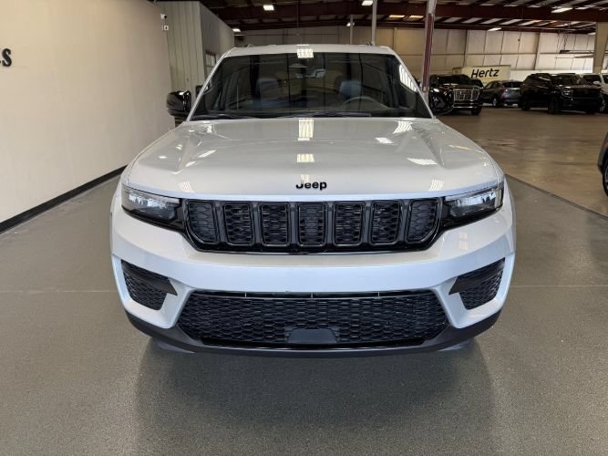 Used 2025 Jeep Grand Cherokee Altitude AWD/4WD image 8