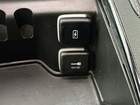 Used 2025 Chrysler Pacifica Limited FWD image 38