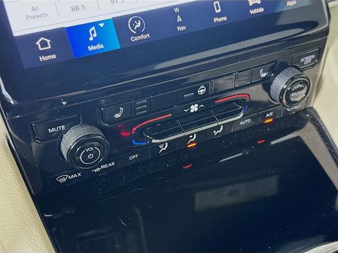 Used 2024 Jeep Grand Cherokee Limited w/ Black Appearance Package image 26