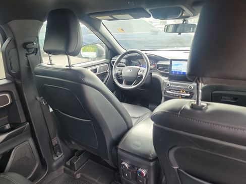 Used 2020 Ford Explorer XLT w/ Equipment Group 202A AWD/4WD image 12
