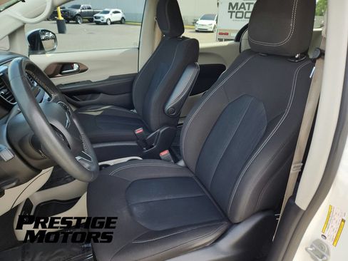 Used 2022 Chrysler Voyager LX FWD image 21